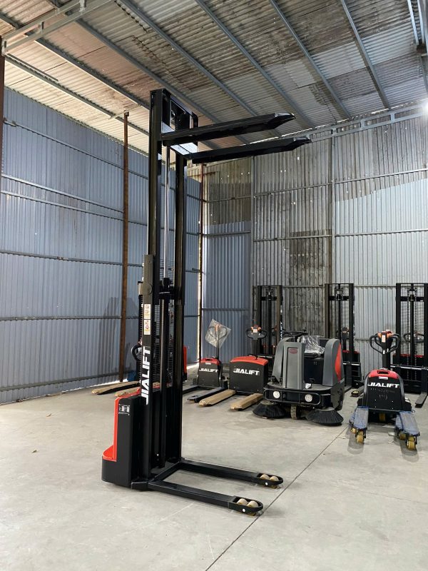 xe nang stacker cl1530jb