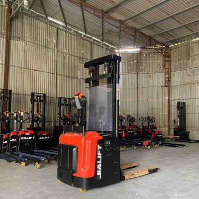 xe nang staccker 2 tan q2045ga
